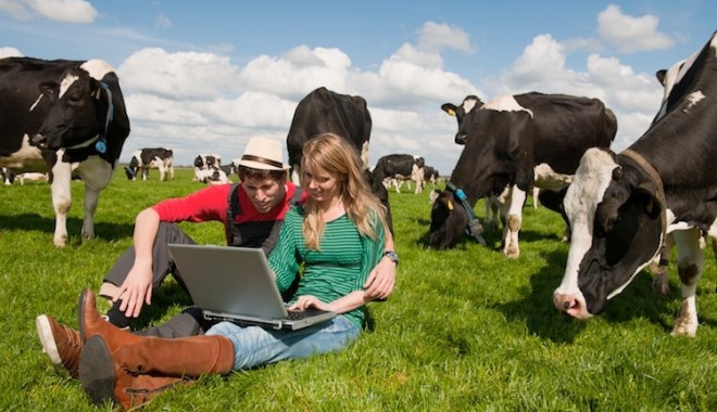 Giovani Agricoltori Allevatori Computer Internet By Ivonne Wierink Fotolia 750×500