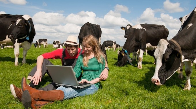 Giovani Agricoltori Allevatori Computer Internet By Ivonne Wierink Fotolia 750×500